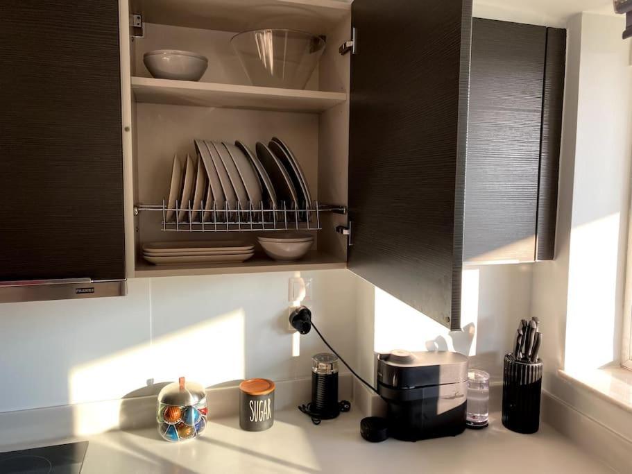 Spacious And Sunkissed 3Br & 2 Bathrooms Apartment أثينا المظهر الخارجي الصورة
