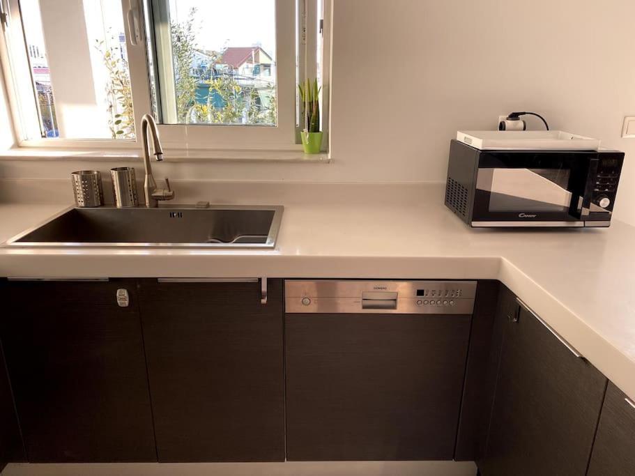 Spacious And Sunkissed 3Br & 2 Bathrooms Apartment أثينا المظهر الخارجي الصورة